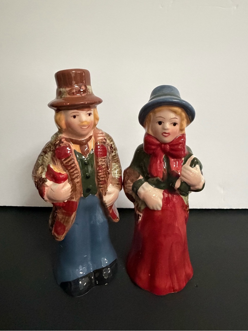 Vintage Christmas Carolers Ceramic Salt & Pepper Shakers Kitchen Home Decor